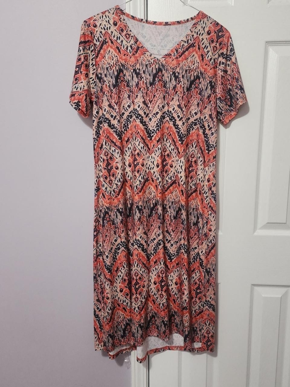 Coral Patterned V-Neck Short Sleeve Dress